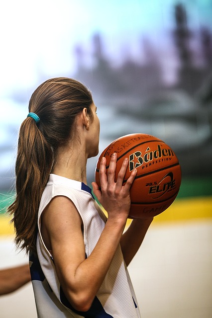 Girtl with basketball
Image by Keith Johnston from Pixabay 